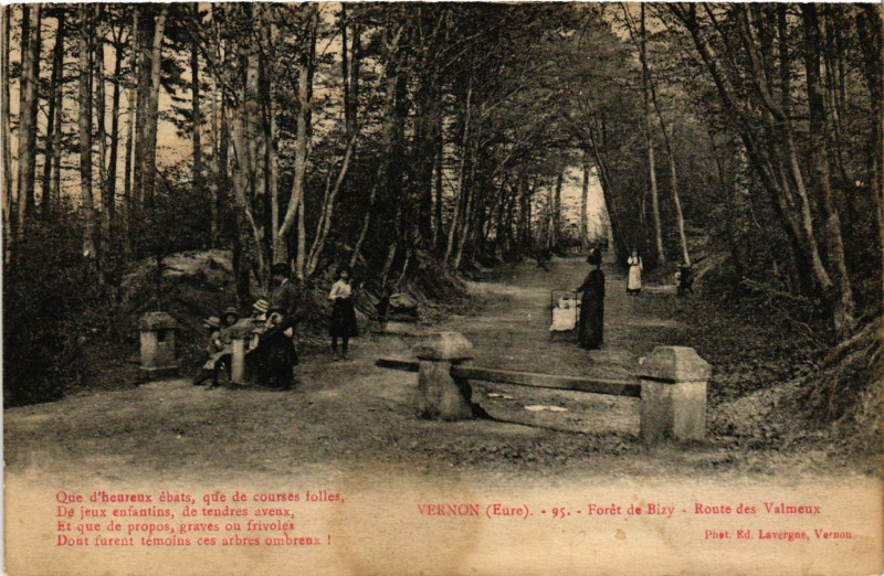 Carte postale ancienne Vernon - Foret de Bizy - Route des Valmeux à Vernon