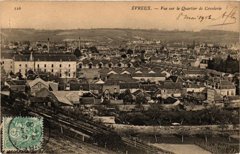 Carte postale ancienne Evreux - Vue sur le Quartier de Cavalerie à Évreux