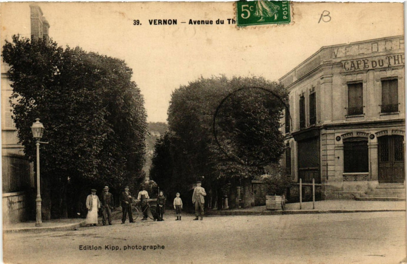 Carte postale ancienne Vernon - Avenue du Théatre à Vernon