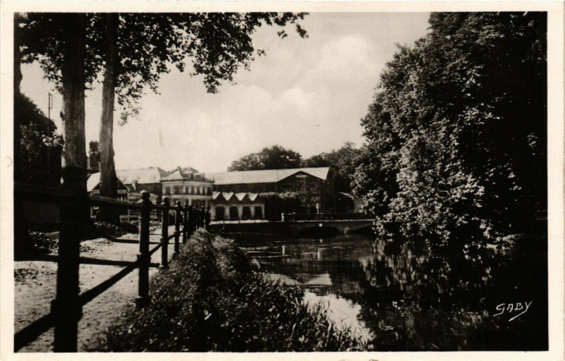 Carte postale ancienne Louviers - L'Eure Rue du Rempart à Louviers