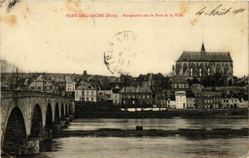 Carte postale ancienne Pont-de-l'Arche - Perspective sur le Pont et la Ville à Pont-de-l'Arche
