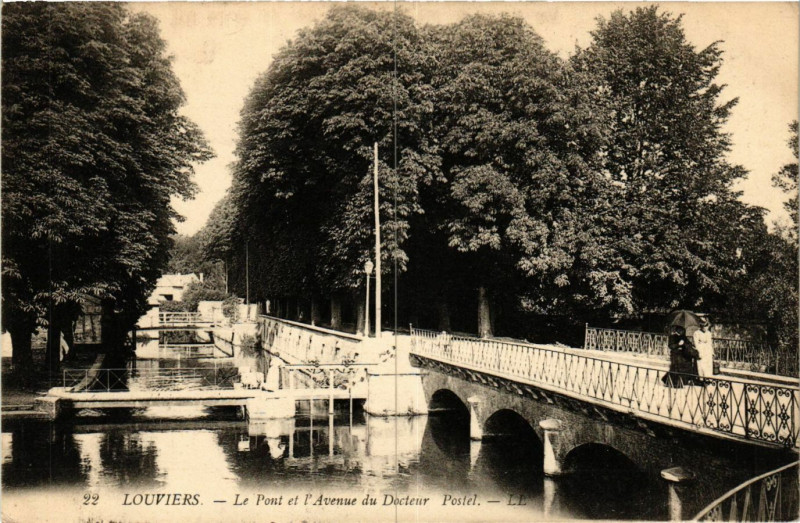 Carte postale ancienne Louviers - Le Pont et l''Avenue du Docteur Postel à Louviers