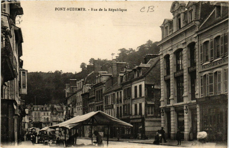 Carte postale ancienne Pont-Audemer - Rue de la Republique à Pont-Audemer