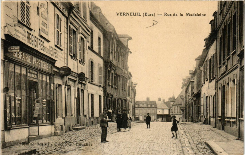 Carte postale ancienne Verneuil - Rue de la Madeleine
