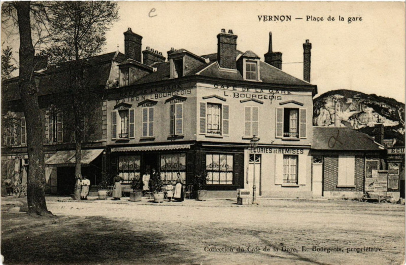 Carte postale ancienne Vernon - Place de la gare à Vernon