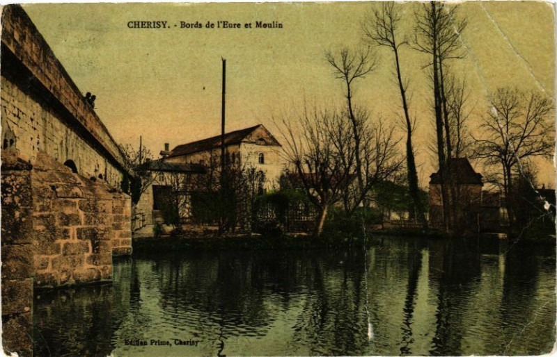 Carte postale ancienne Cherisy - Bords de l'Eure et Moulin
