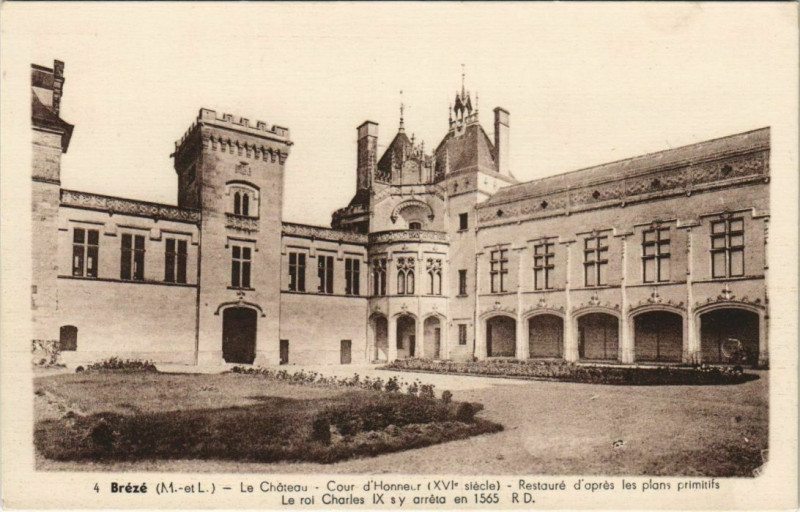 Carte postale ancienne Breze Le Chateau Cour d'Honneur