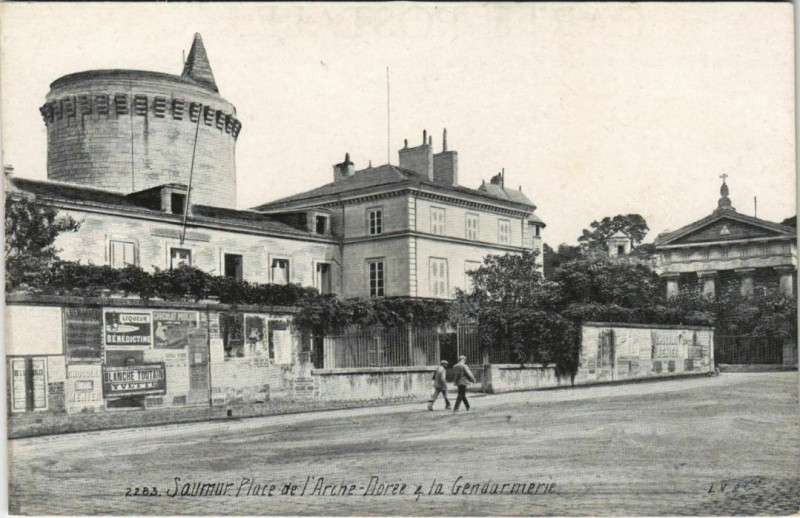 Carte postale ancienne Env. De Saumur Place de l'Arche-Doree à Saumur
