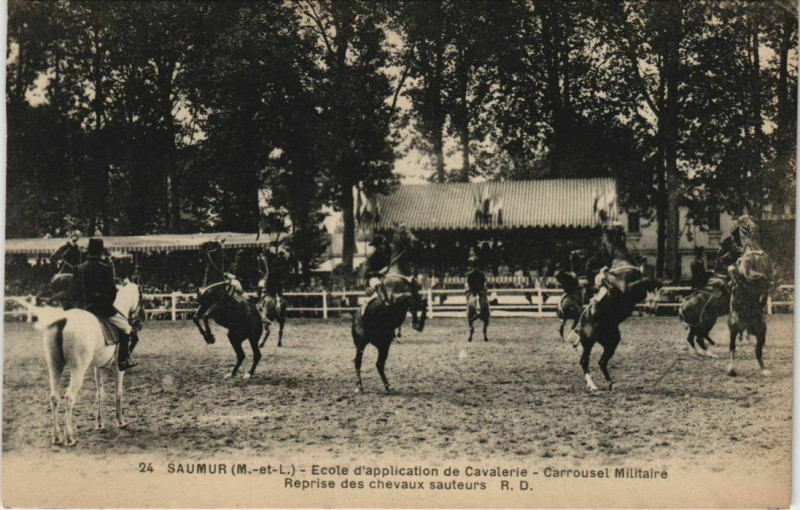 Carte postale ancienne Saumur Ecole d'application de Cavalerie à Saumur