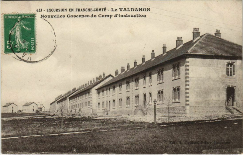 Carte postale ancienne Valdahon Nouvelles Casernes du Camp d'Instruction à Valdahon