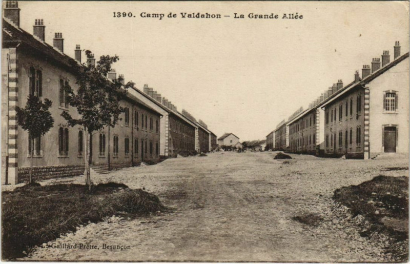 Carte postale ancienne Valdahon Camp du Valdahon - La Grande Allee à Valdahon