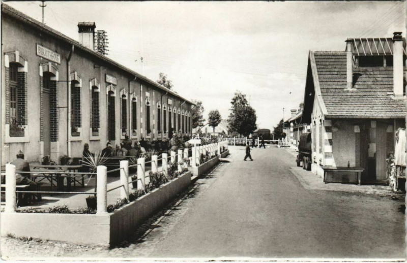 Carte postale ancienne Valdahon Camp Militaire du Valdahon - Foyer du Soldat - Terrasse à Valdahon