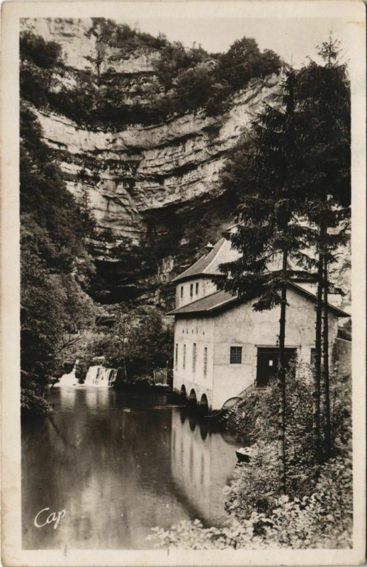 Carte postale ancienne La Source de la Loue - L'Usine Electrique