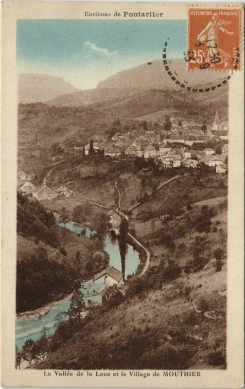 Carte postale ancienne Mouthier-Haute-Pierre La Vallee de la Loue et le Village à Mouthier-Haute-Pierre