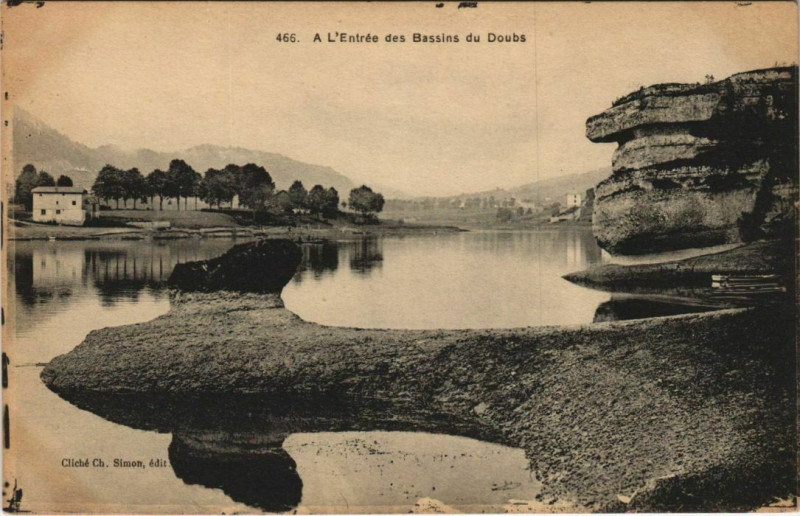 Carte postale ancienne A L'Entree des Bassins du Doubs à Doubs