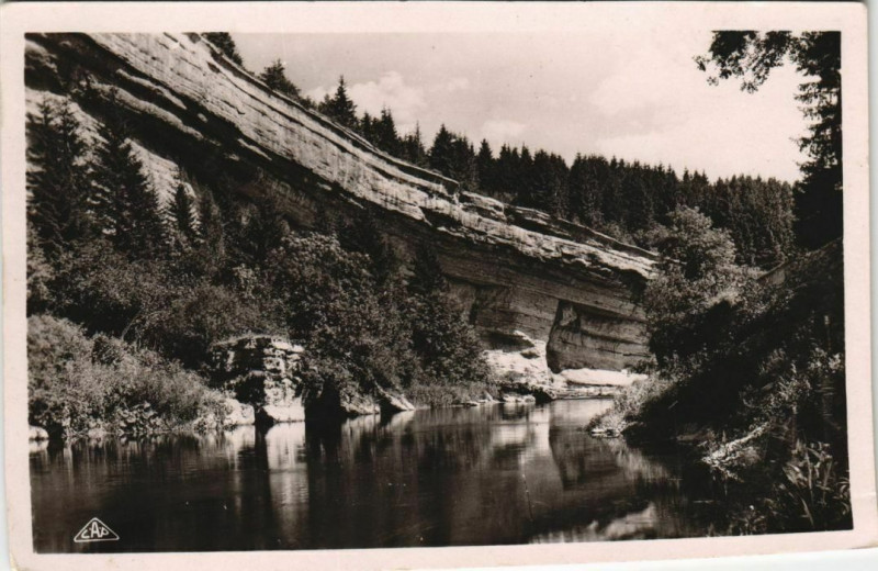 Carte postale ancienne Le Doubs a Entre-Roches à Doubs