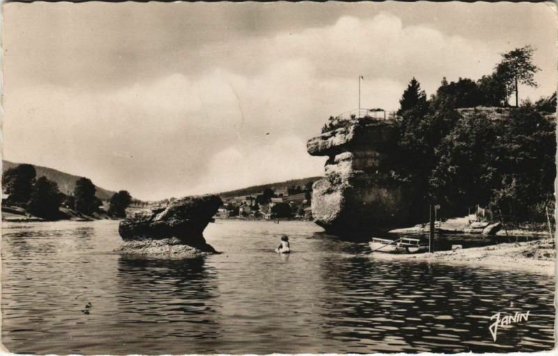 Carte postale ancienne Villers-le-Lac Le Rocher d'Hercule et la Casquette à Villers-le-Lac