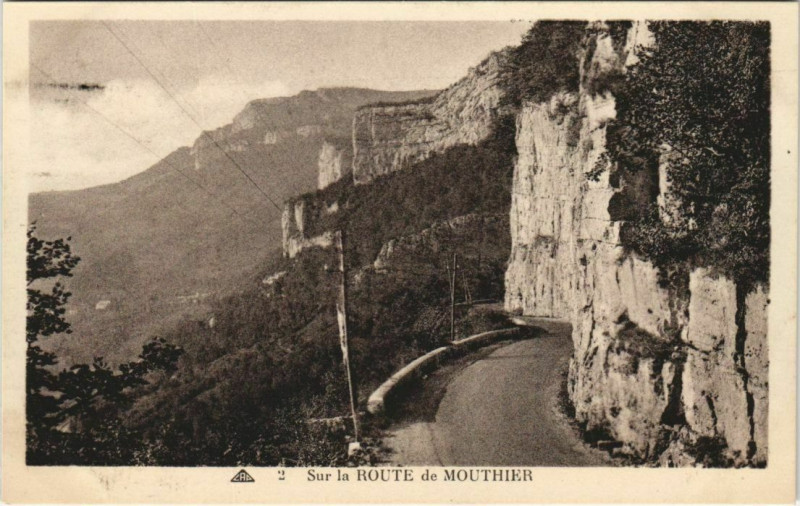 Carte postale ancienne Mouthier-Haute-Pierre Sur la Route de Mouthier-Haute-Pierre à Mouthier-Haute-Pierre