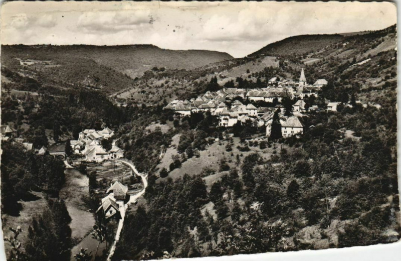 Carte postale ancienne Mouthier-Haute-Pierre Vue Generale et la Loue à Mouthier-Haute-Pierre