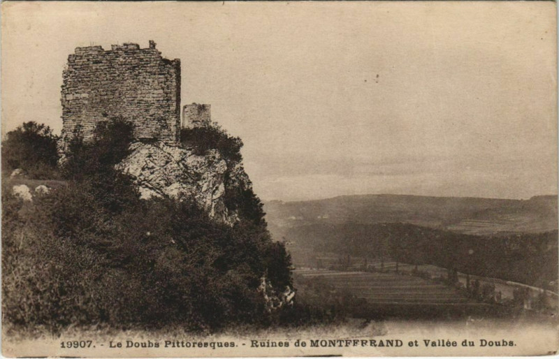 Carte postale ancienne Montferrand-le-Chateau Ruines de Montferrand et Vallee du Doubs à Montferrand-le-Château