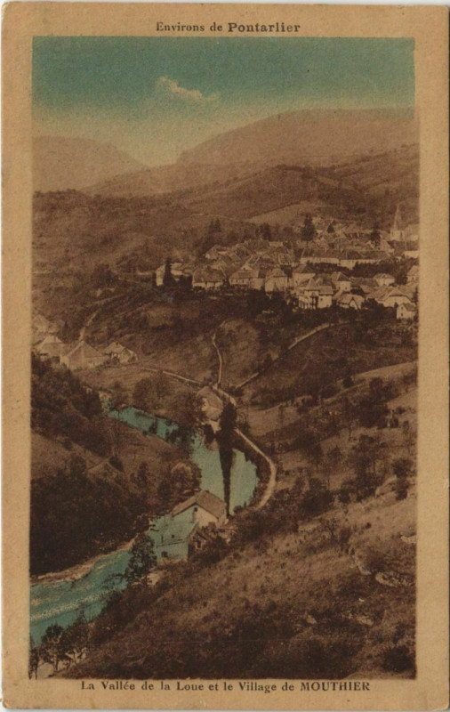 Carte postale ancienne Mouthier-Haute-Pierre La Vallee de la Loue et le Village à Mouthier-Haute-Pierre