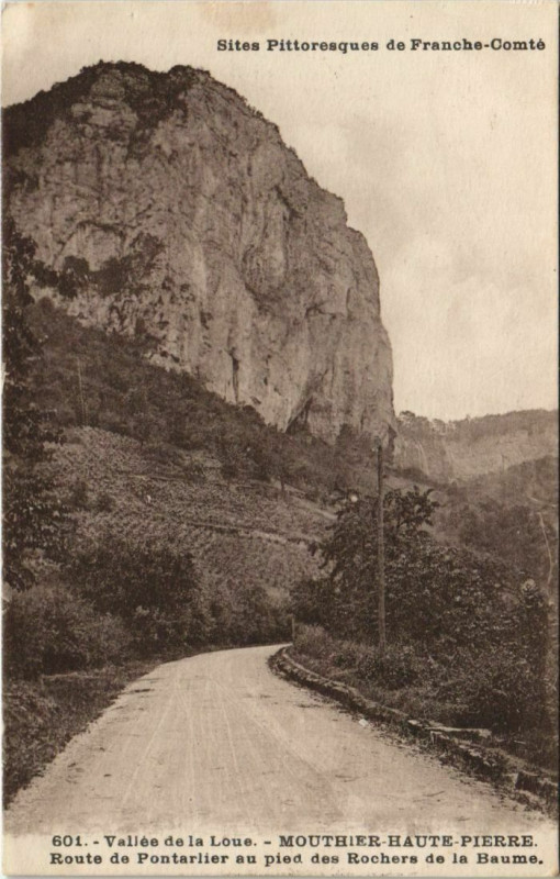 Carte postale ancienne Mouthier-Haute-Pierre Route de Pontarlier à Mouthier-Haute-Pierre
