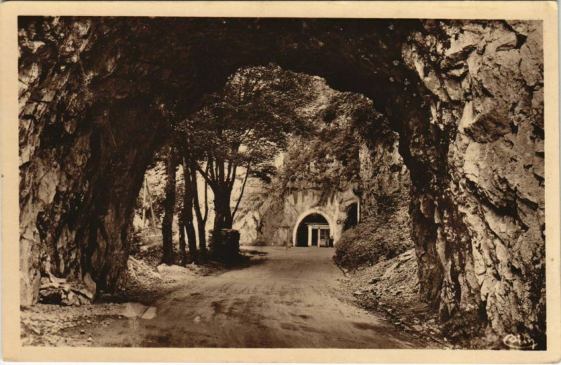 Carte postale ancienne Villers-le-Lac Lac-ou-Villers - Tunnel de la Vierge à Villers-le-Lac
