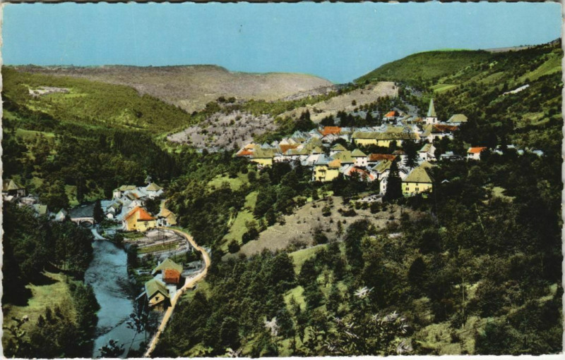 Carte postale ancienne Mouthier-Haute-Pierre Vue Generale et la Loue à Mouthier-Haute-Pierre