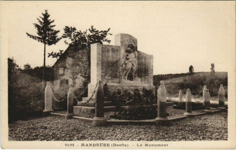 Carte postale ancienne Mandeure Le Monument à Mandeure