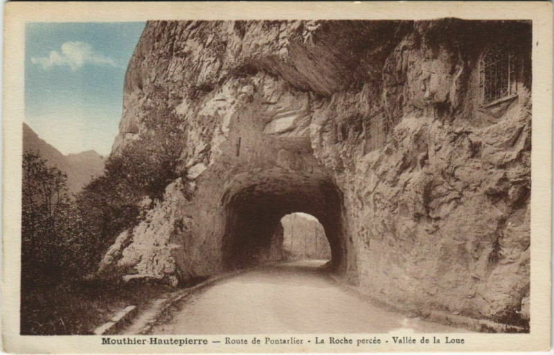 Carte postale ancienne Mouthier-Haute-Pierre Route de Pontarlier - La Roche Percee à Mouthier-Haute-Pierre