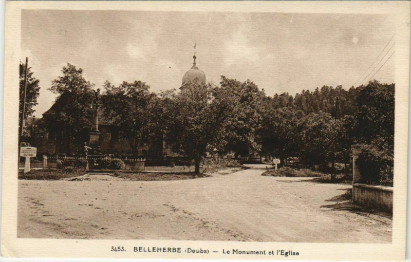 Carte postale ancienne Belleherbe Le Monument et l'Eglise à Belleherbe