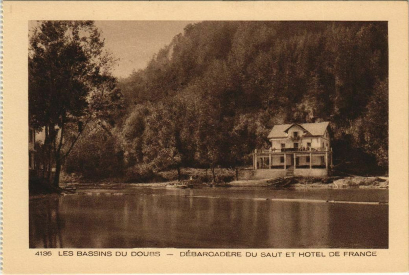 Carte postale ancienne Les Bassins du Doubs - Debarcadere du Saut et Hotel de France à Doubs