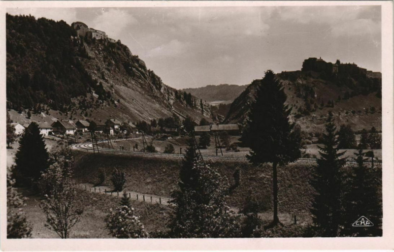 Carte postale ancienne La Cluse-et-Mijoux Forts de Joux et du Larmont à La Cluse-et-Mijoux