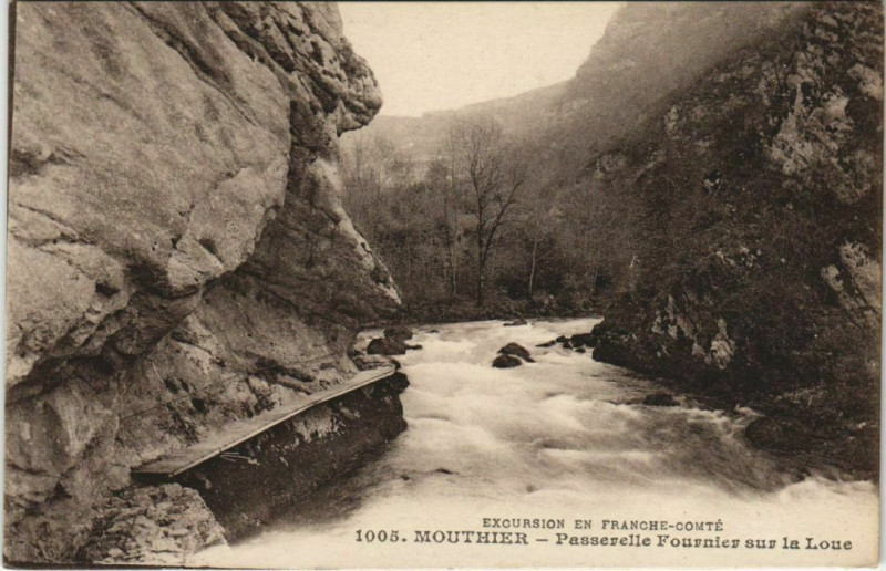 Carte postale ancienne Mouthier-Haute-Pierre Passerelle Fournier sur la Loue à Mouthier-Haute-Pierre