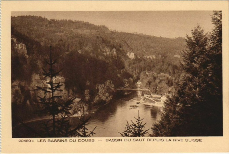 Carte postale ancienne Les Bassins du Doubs - Bassin du Saut depuis la Rive Suisse à Doubs