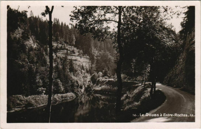 Carte postale ancienne Le Doubs a Entre-Roches à Doubs