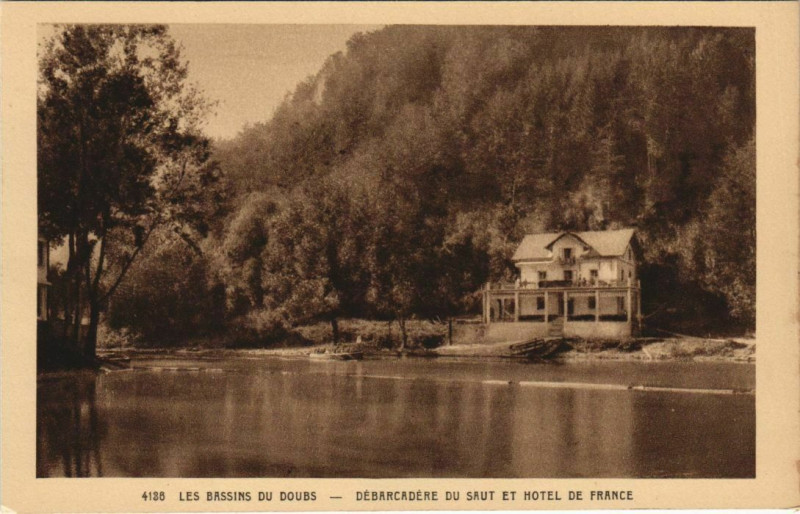Carte postale ancienne Les Bassins du Doubs - Debarcadere du Saut et Hotel de France à Doubs