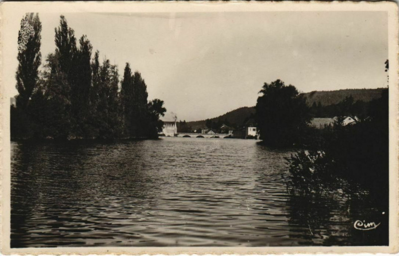 Carte postale ancienne Pont-de-Roide Le Doubs à Doubs