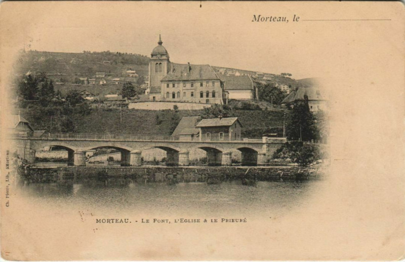 Carte postale ancienne Morteau Le Pont - L'Eglise et le Prieure à Morteau