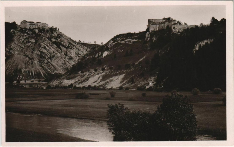 Carte postale ancienne La Cluse-et-Mijoux Forts du Larmont et de Joux à La Cluse-et-Mijoux