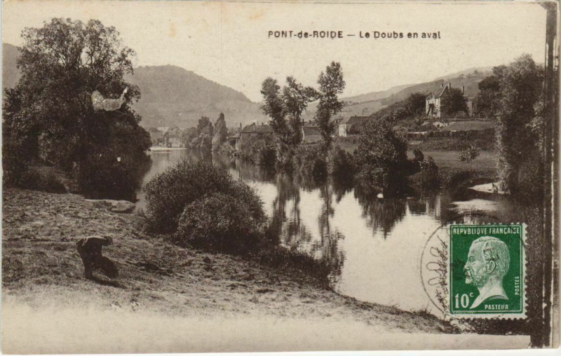 Carte postale ancienne Pont-de-Roide Le Doubs aen Aval à Doubs