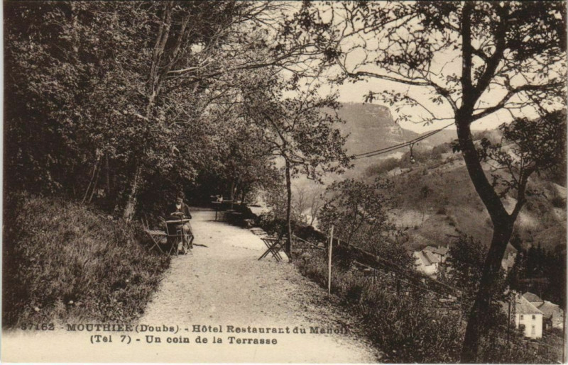 Carte postale ancienne Mouthier-Haute-Pierre Hotel Restaurant du Manoir - La Terrasse à Mouthier-Haute-Pierre