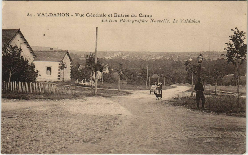 Carte postale ancienne Valdahon Vue Generale et Entree du Camp à Valdahon