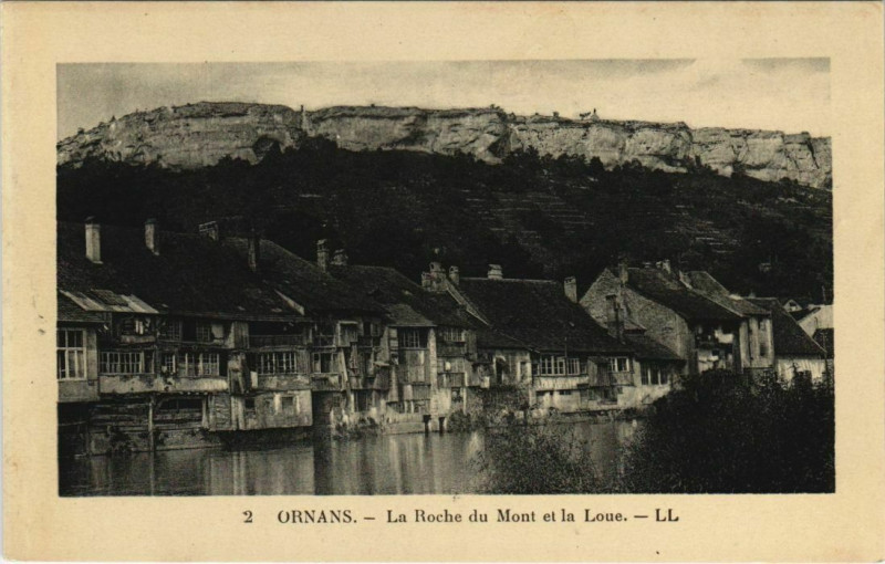 Carte postale ancienne Ornans La Roche du Mont et la Loue à Ornans