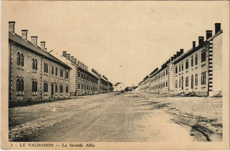 Carte postale ancienne Valdahon Camp du Valdahon - La Grande Allee à Valdahon
