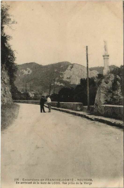 Carte postale ancienne Mouthier-Haute-Pierre Lods - Arrivant de la Gare de Lods - Vierge à Mouthier-Haute-Pierre