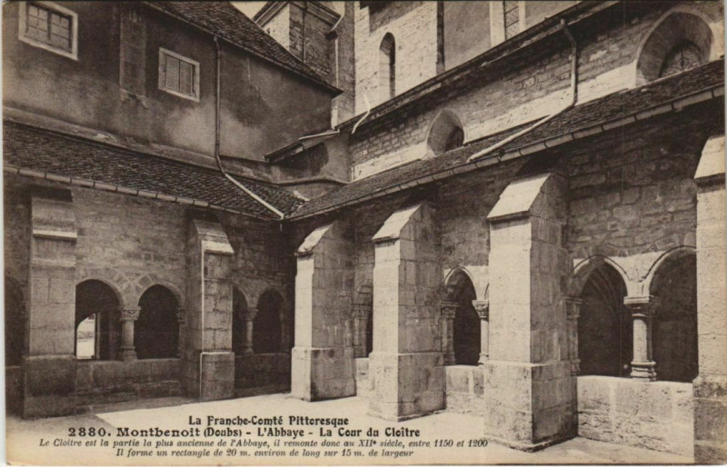 Carte postale ancienne Montbenoit L'Abbaye - La Cour du Cloitre à Montbenoît