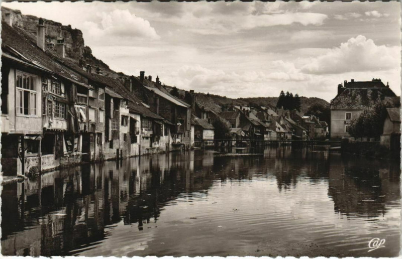 Carte postale ancienne Ornans Vieilles Maisons sur le Bord de la Loue à Ornans