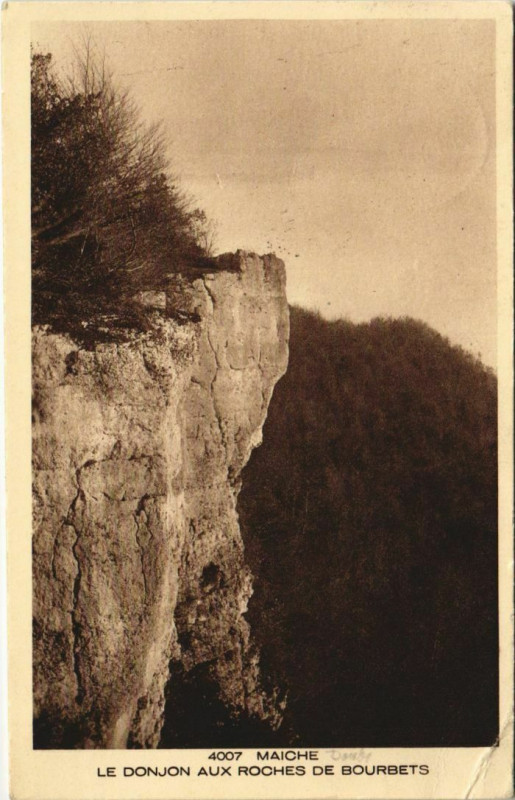 Carte postale ancienne Maiche Le Donjon aux Roches de Bourbets à Maîche