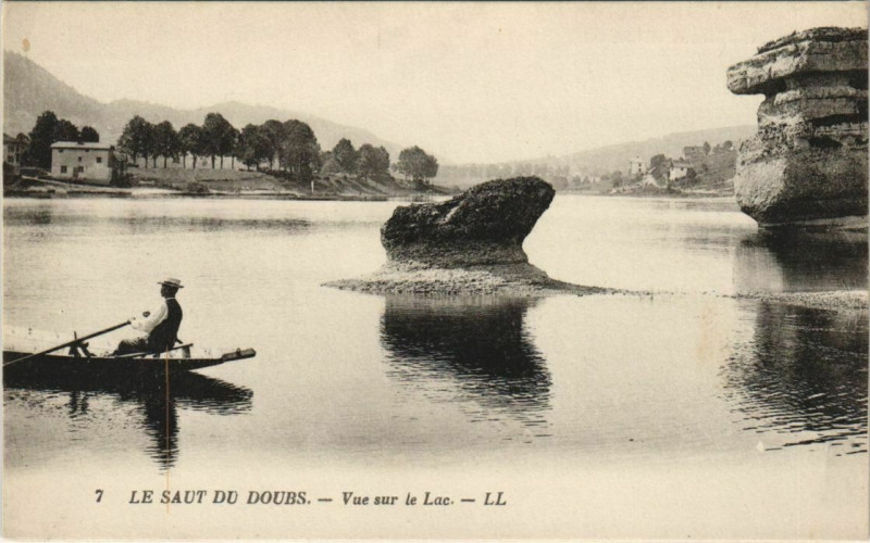 Carte postale ancienne Le Saut du Doubs - Vue sur le Lac à Doubs